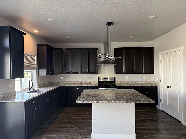 2543 N Drexler Dr — Photo 5