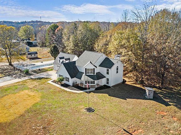 2nd image of 528 Willow Landing Dr