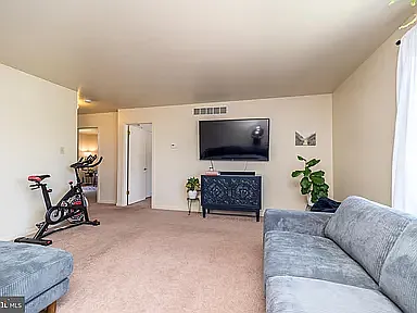 214 E 6th St #B — Photo 4