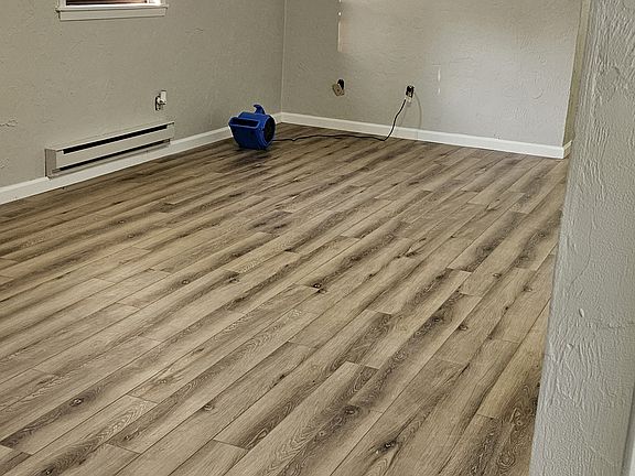 4th image of 585 Woodside Ave