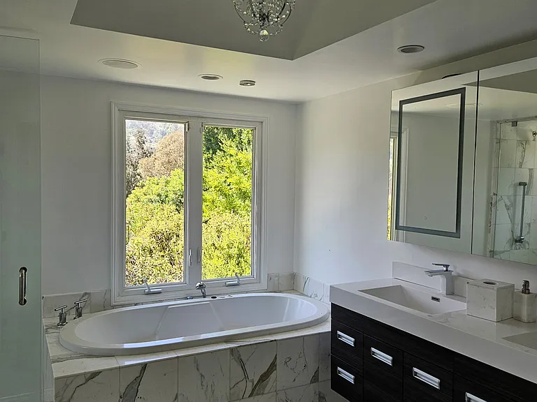 2828 Benedict Canyon Dr — Photo 6