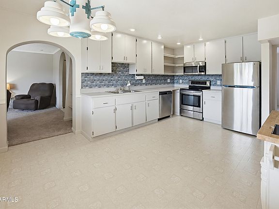 3rd image of 3221 W GREENWAY Road