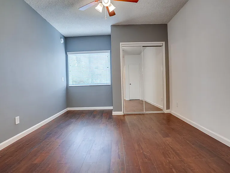537 W Hyde Park Blvd — Photo 9