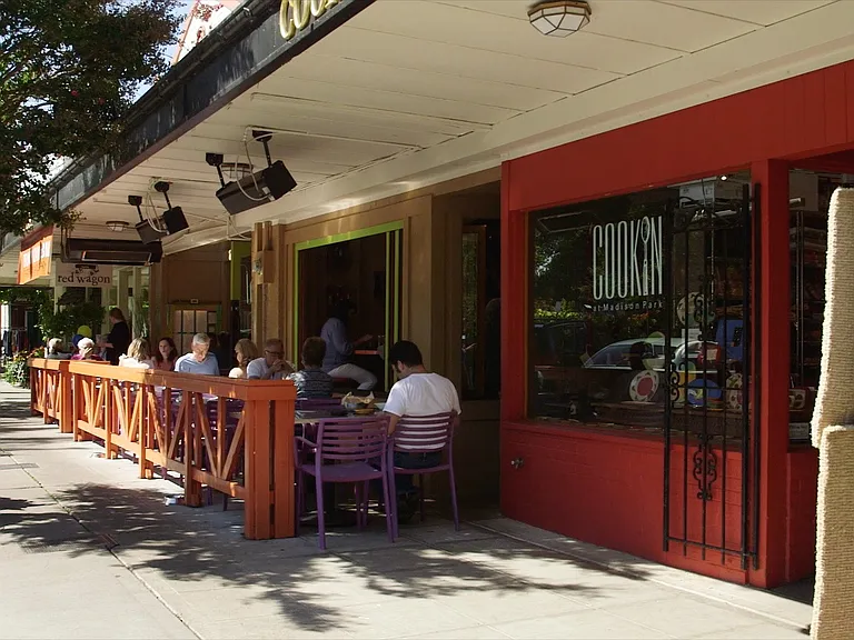Many restaurants with outdoor seating