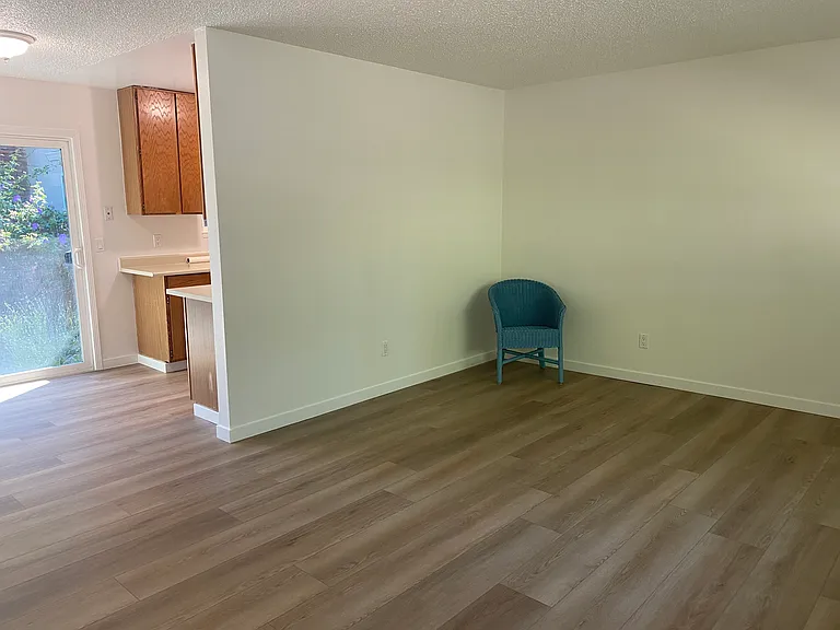 1002 Creekside Ct — Photo 4