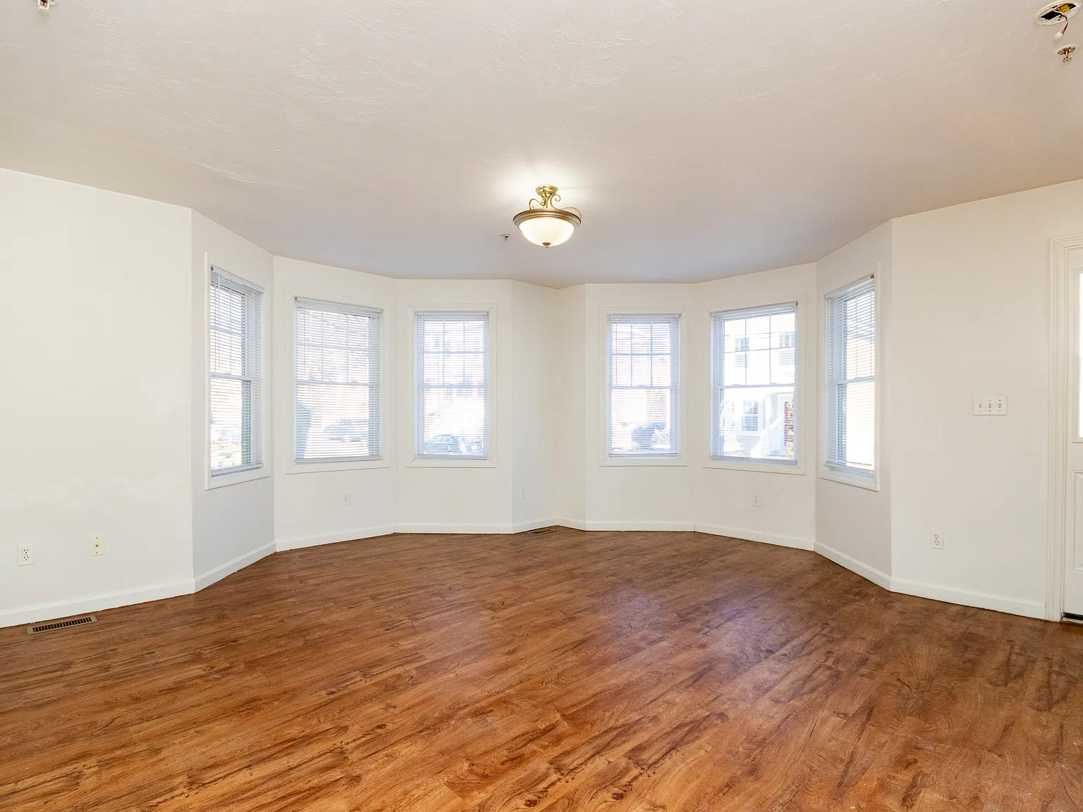 4 bed, 2.5 bath, 1700 sqft, $4,100 — Photo 4