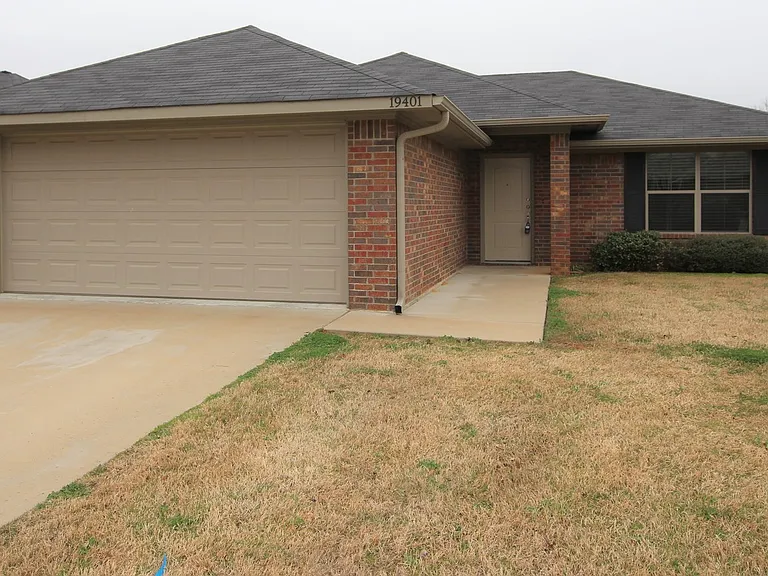 19401 King Ranch Dr — Photo 2