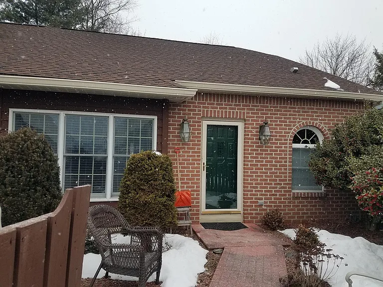 910 Sterling Ct — Photo 1