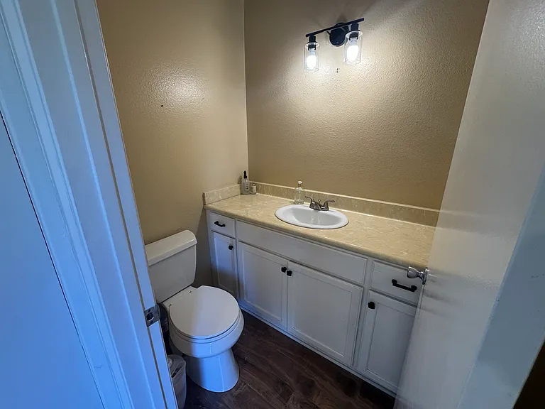 860 Hartford Ln — Photo 6