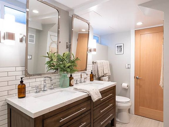 Downstairs bathroom w/ dual vanity