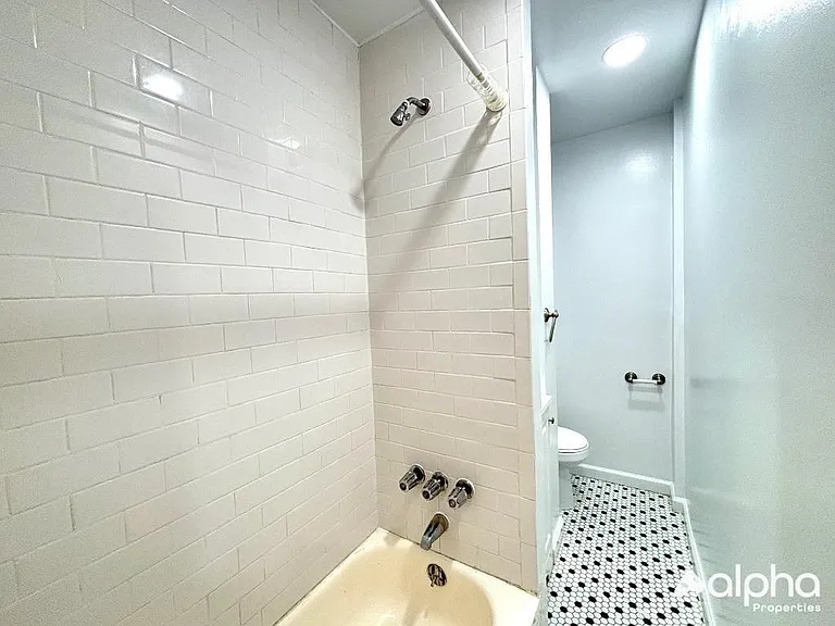 332 E 95th St #19 — Photo 5