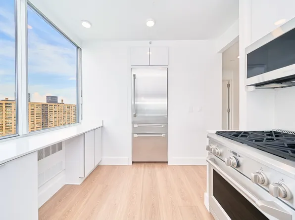 160 Riverside Boulevard image 8 of 18