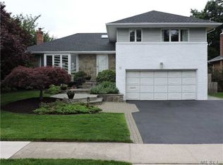 15 Village Rd, Syosset, NY 11791