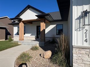 214 Williams Dr, Marion, IA 52302