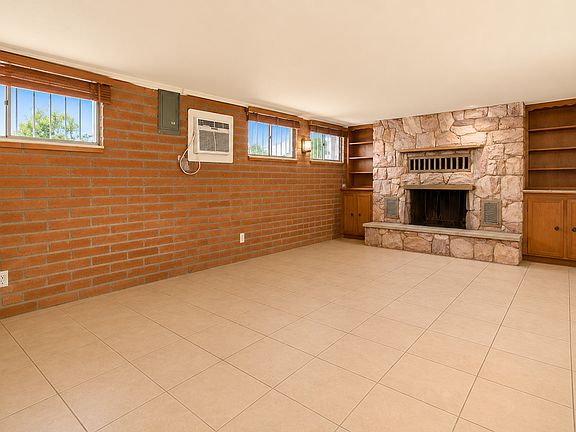3rd image of 1303 N Roberts Way
