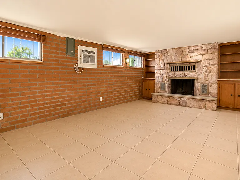 1303 N Roberts Way — Photo 3