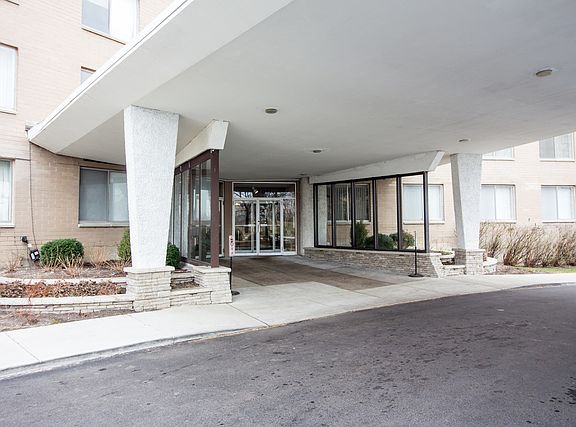 3rd image of 7061 N Kedzie Ave Suite 506
