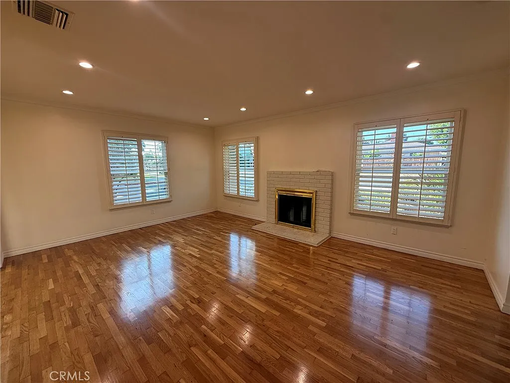 3 bed, 1377 sqft, $4,200 — Photo 3