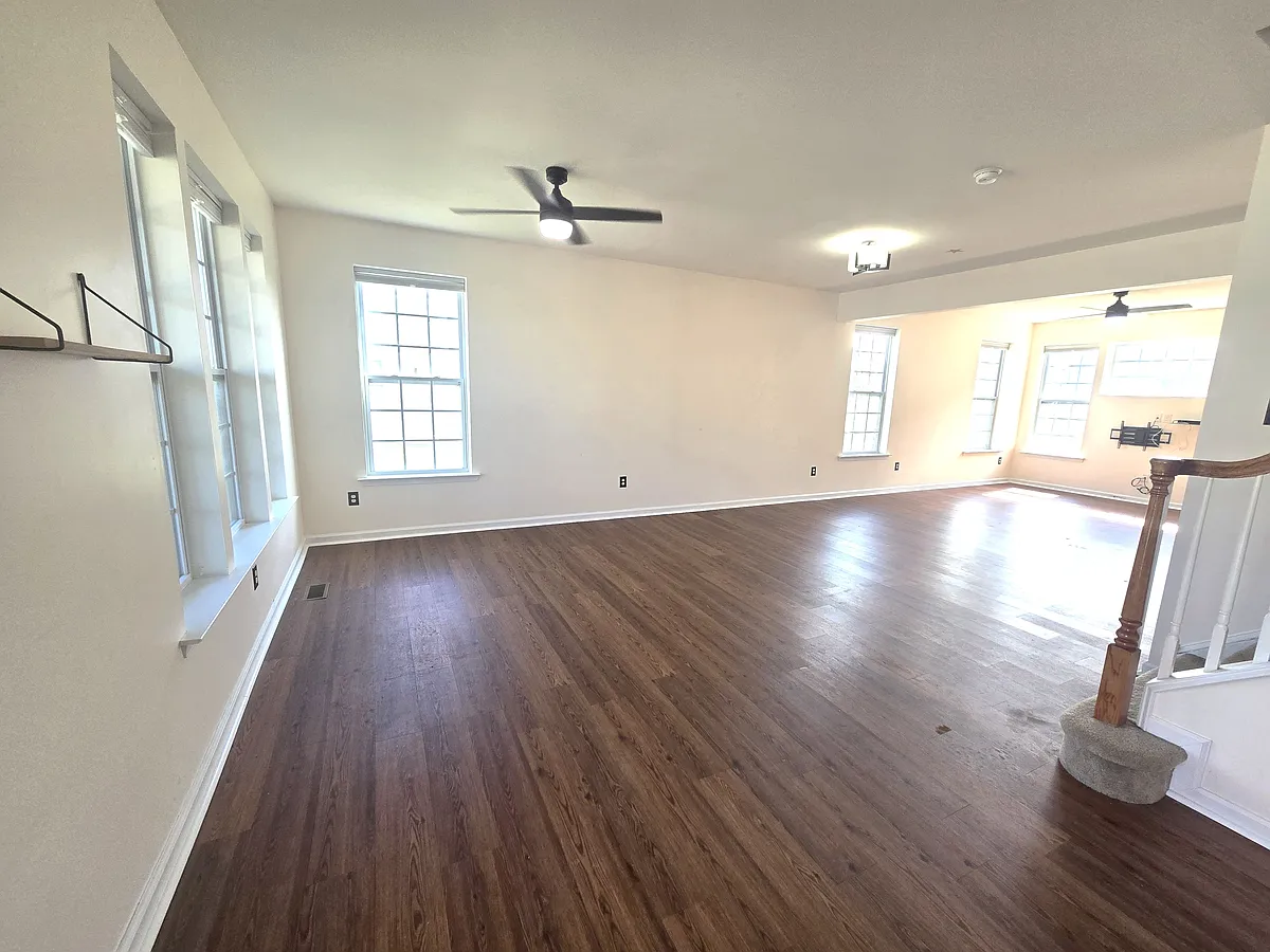 Building Photo - 1036 E Davinci Dr