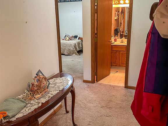 5th image of 526 Colony St