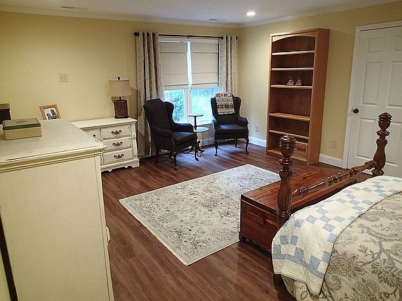 5th image of 260 Valley View Dr