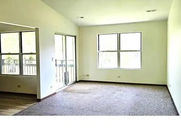 300 Village Creek Dr Unit 2A, Lake In The Hills, IL 60156