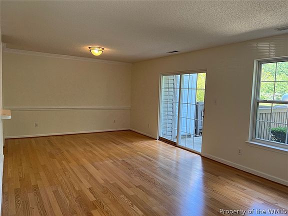 3rd image of 206 Queens Cres