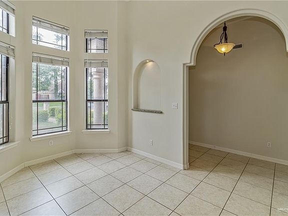 4th image of 4908 N Cypress St