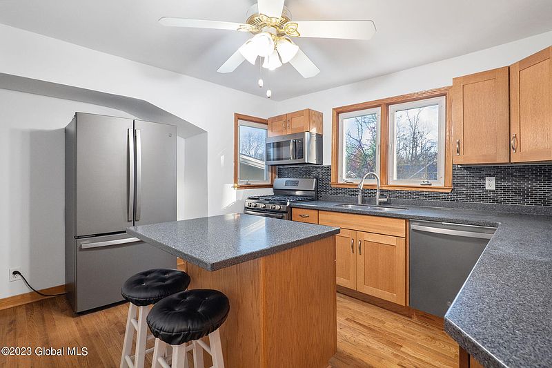 4th image of 41 Bayberry Road