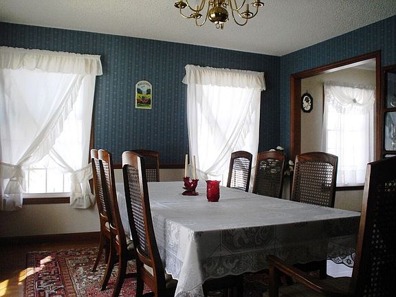 Dining room great for entertaining