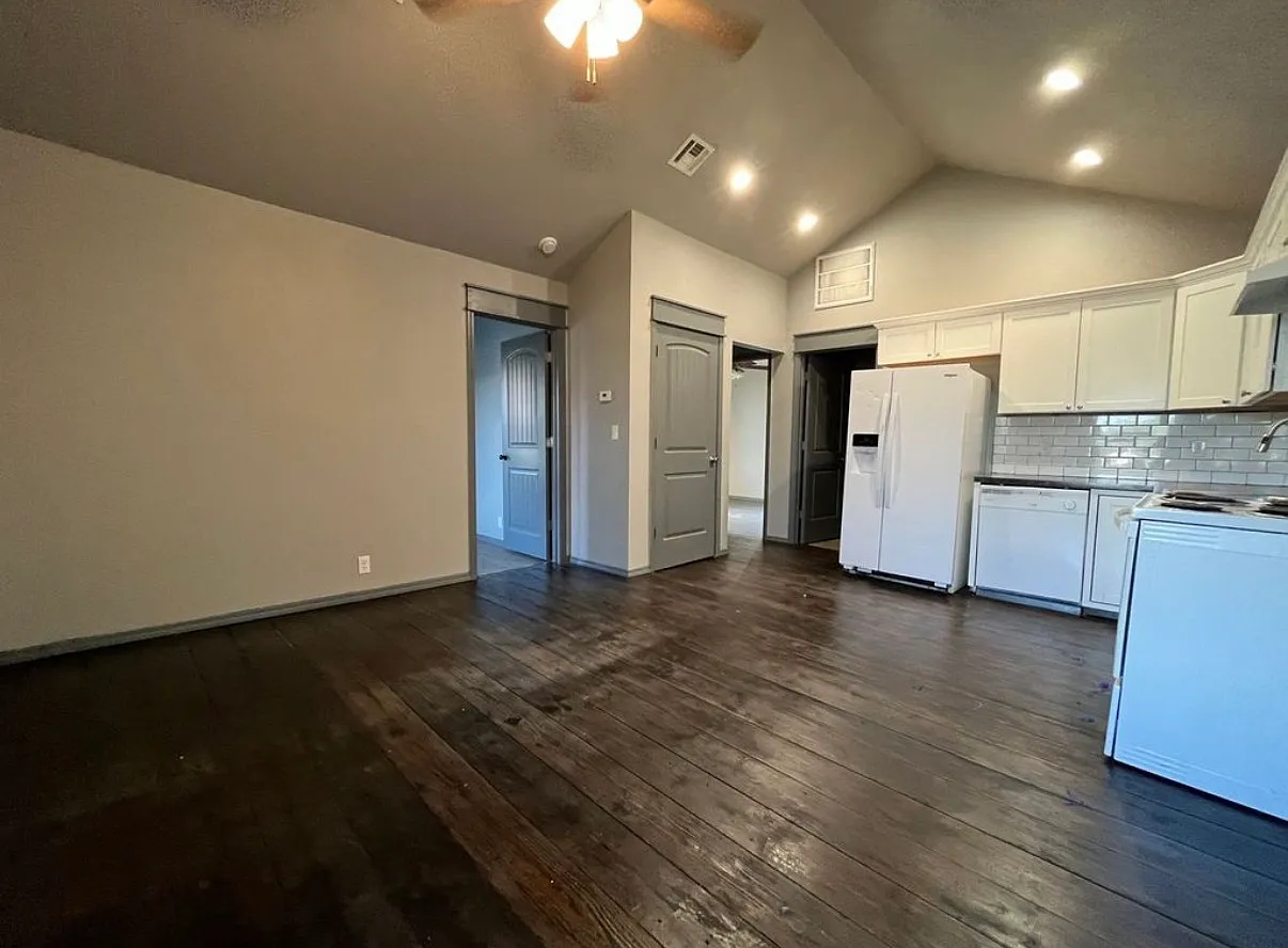 3 bed, 891 sqft, $1,295 — Photo 4