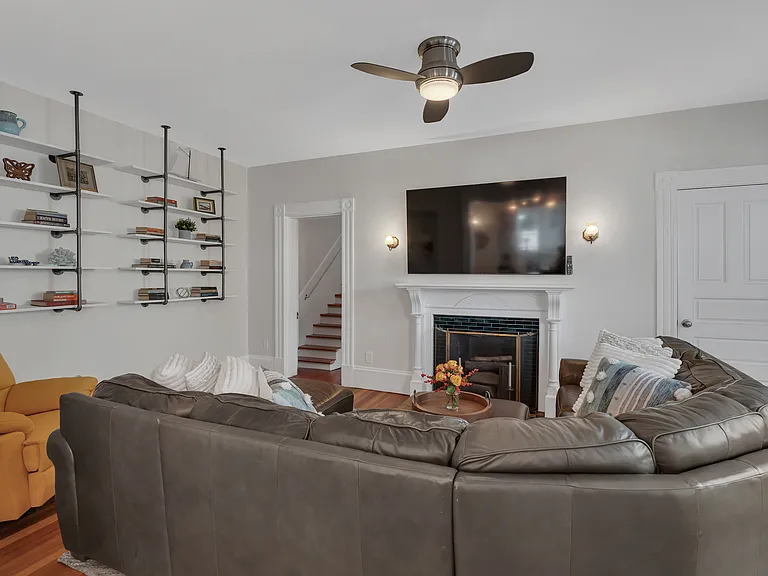 70 Humboldt Ave — Photo 5