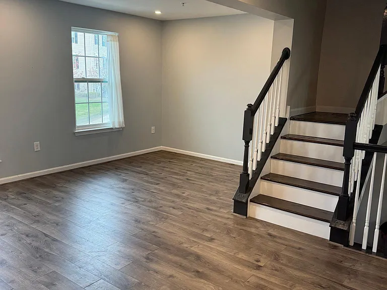 304 Susan Cir — Photo 10