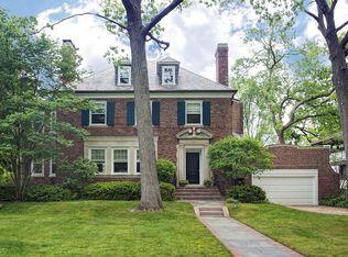 211 Essex Rd, Kenilworth, IL 60043