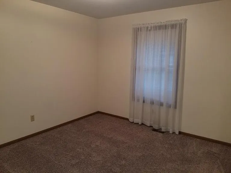 1112 Oakview Dr — Photo 11