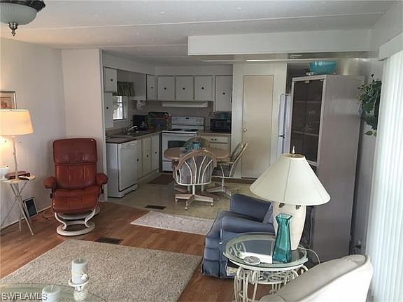 3rd image of 27548 Bourbonniere Dr