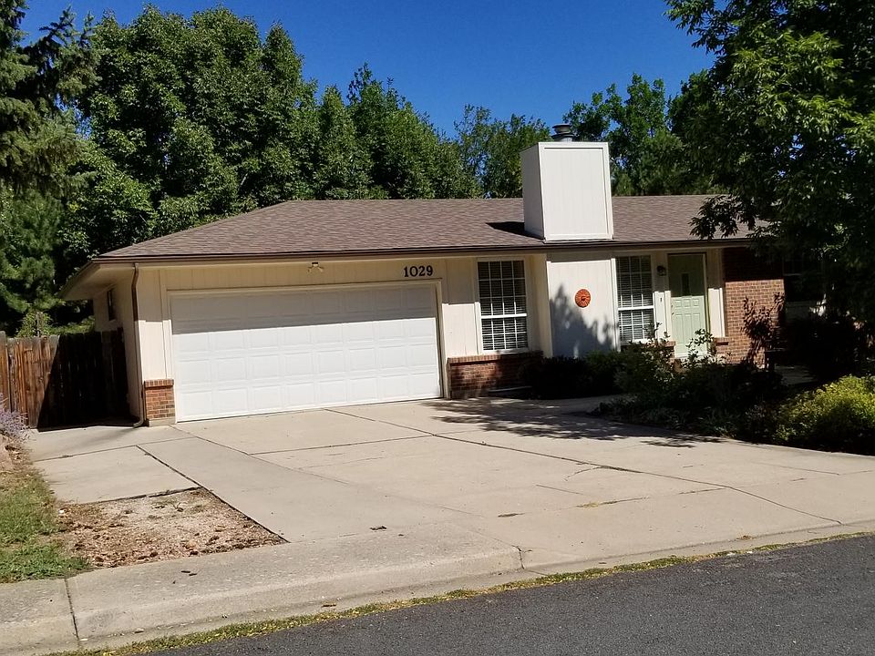 Front of home with 2 car garage with opener