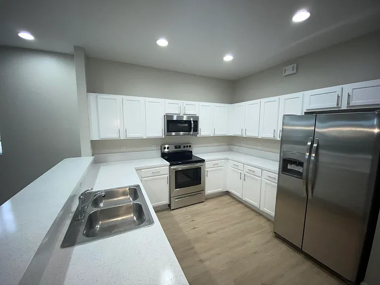 1215 Rosegate Blvd — Photo 2