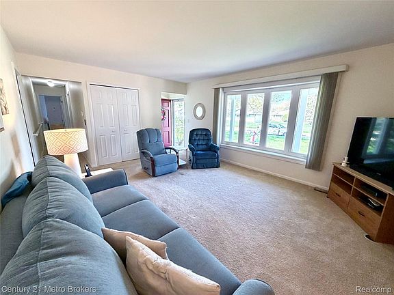 3rd image of 1376 Williamsburg Rd