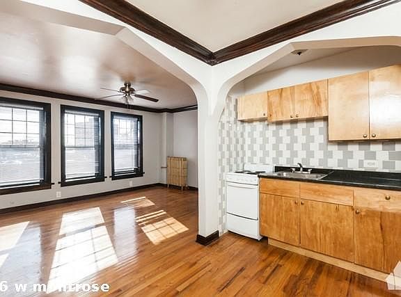 3rd image of 846 W Montrose Ave #716