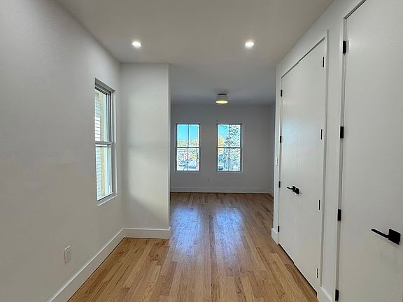 4th image of 153 Williams Ave #2R
