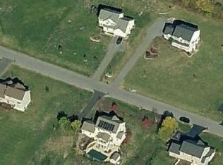 90 McNeill Dr, Martinsburg, WV 25403