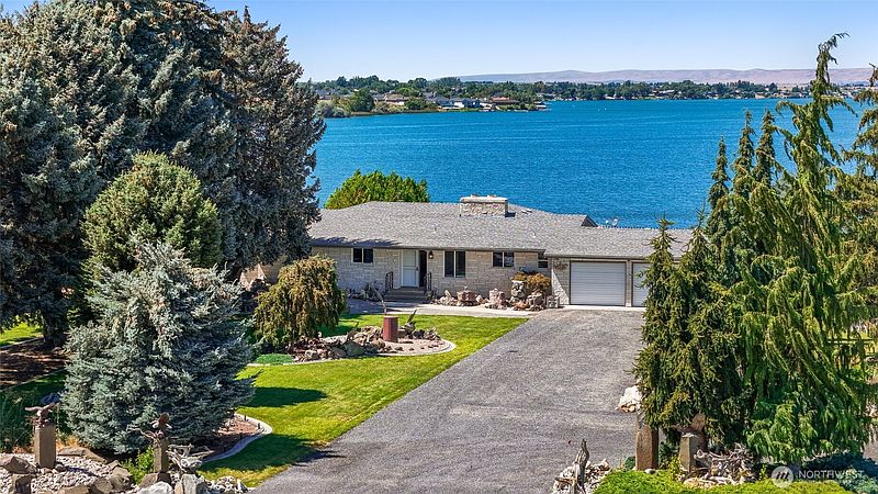 3rd image of 2928 W Marina Drive