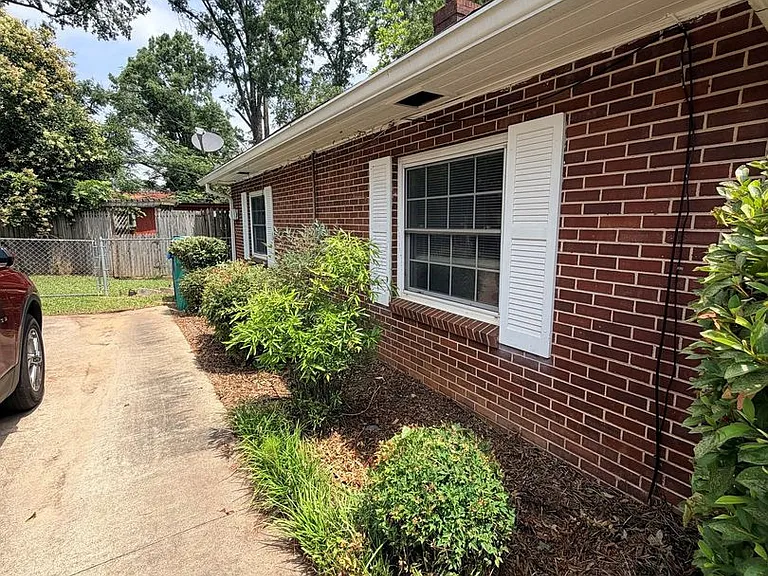 302 Bowles Ave — Photo 3