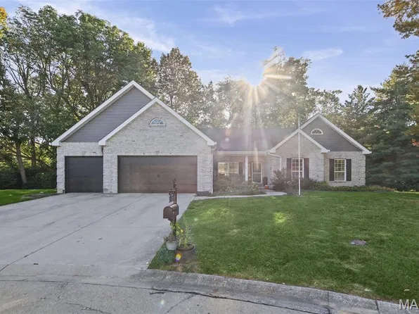 9 7th Fairway Ct, Belleville, IL 62220