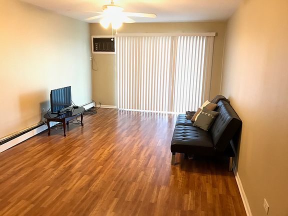 5th image of 825 Grove Dr APT 113