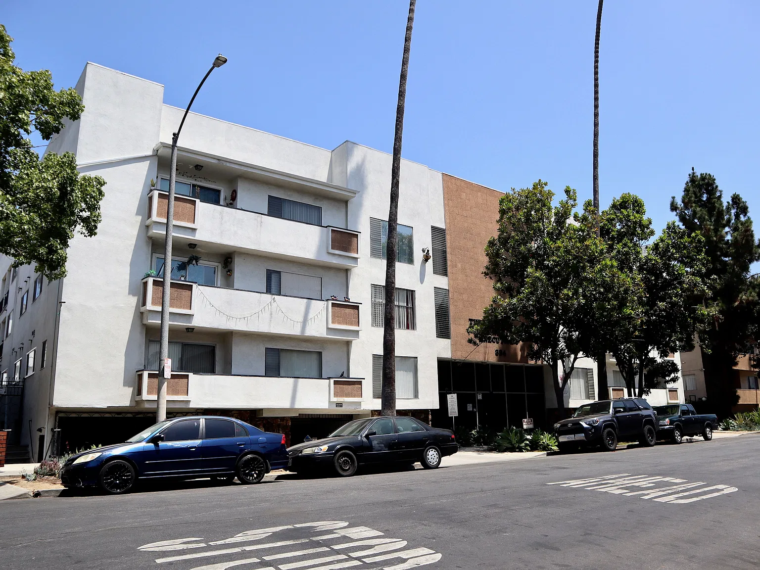 334 S Gramercy — Photo 1