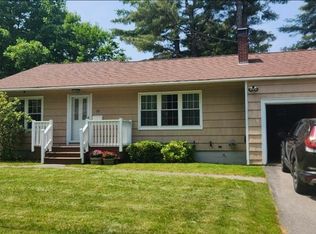 10 Pine St, Farmingdale, ME 04344