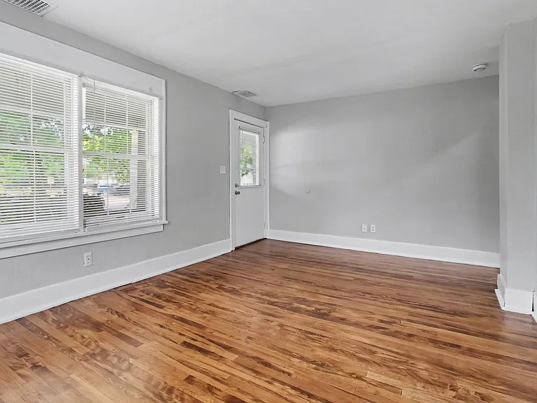 110 E Henry St #110 — Photo 4