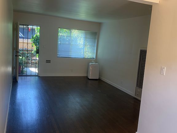 3rd image of 4247 1/2 S Centinela Ave